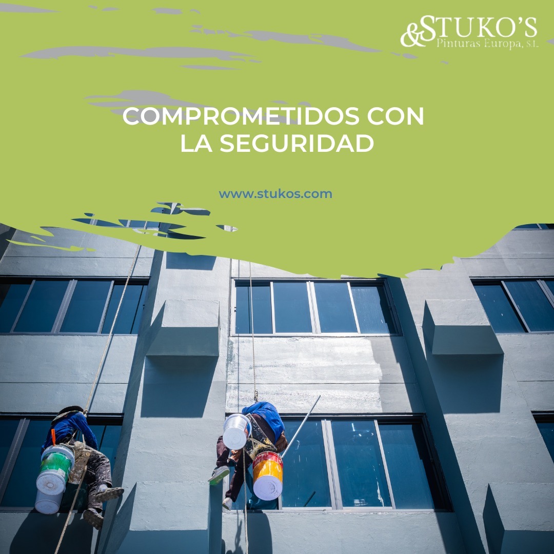 Suelo y paredes de baño renovados con microcemento continuo en color gris claro. Aplicación de microcemento antideslizante en Madrid
