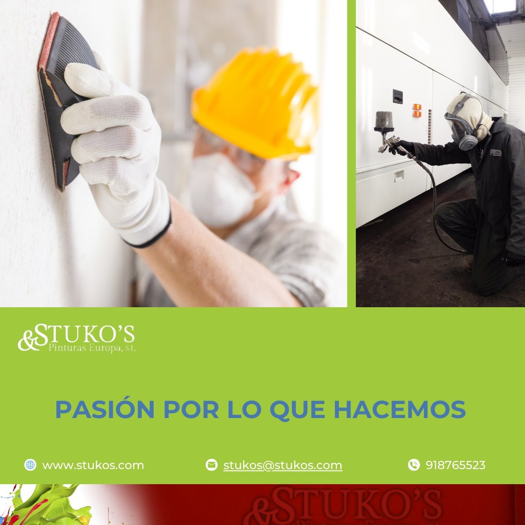 Especialistas aplicando pintura en techos altos y escaleras de una comunidad de vecinos en Madrid. Pintura de zonas comunes con andamiaje seguro
